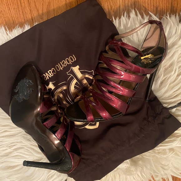 Mahogany strap heels in patent leather. Unworn and in pristine condition. - Picture 3 of 3